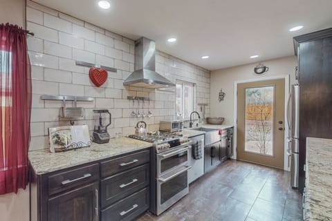 Granit countertops, stove/oven, dishwasher, blender, toaster oven