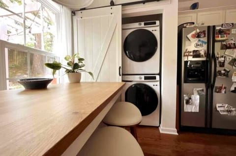 Kitchen: fully stocked, dishwasher, microwave, oven, washing machine and dryer.