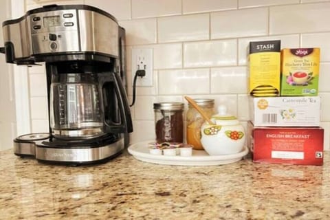 Kitchen: enjoy your coffee and tea, feeling home away from home