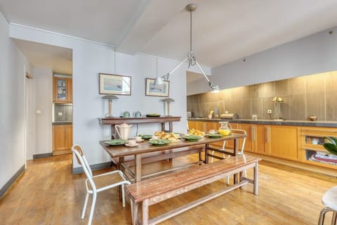 Dining table - Kitchen 