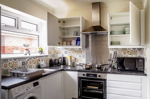 Coffee/Tea Facilities/Kitchen or Kitchenette/Area and Facilities/Dishwasher