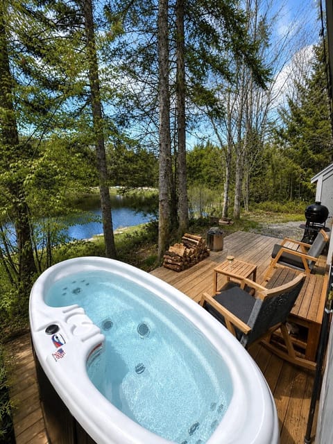 St. George Studio Deck- Your own private hot tub, charcoal grill, fire-pit and patio area. Waterfront cottage, your own dock + boats for your enjoyment