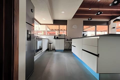 Descubre nuestra moderna cocina : equipada con electrodomésticos de última generación y un diseño elegante. Perfecta para preparar tus comidas con estilo y comodidad.