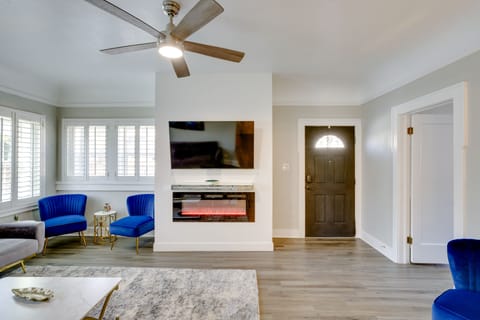 Living Room | Free WiFi | Smart TV | Fireplace | Central A/C