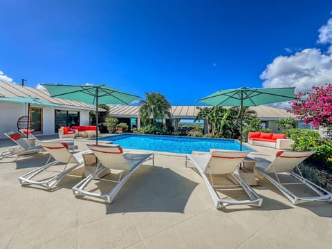 Plenty of sun loungers - Time to Reelaaaaxx!!