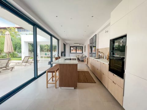 Large opening window bay