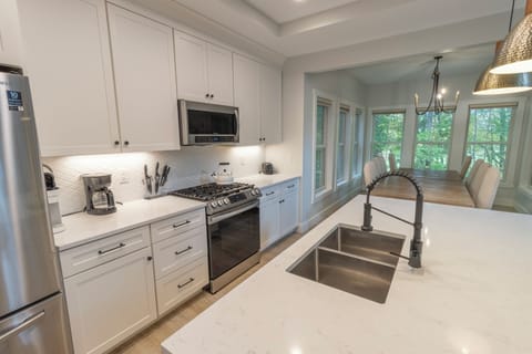 Main Level | Kitchen | Dining