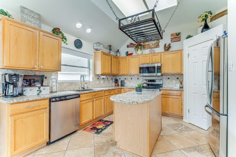 Kitchen | Drip Coffee Maker | Dishwasher | Blender