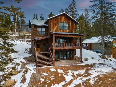 Dakota Sunset Lodge - Stunning Lodge with great space to take in the beauty of the Black Hills. 