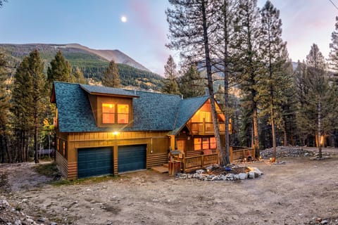 Your Cozy Cabin surrounded by the collegiate peaks (Mount Yale, Harvard, Prince)
