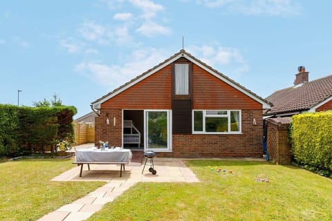 Welcome to this recently refurbished bungalow, just a 2-minute walk to Elmer’s pebble and wet sand beach.