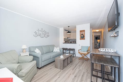 ORLEANS COURT 304-LIVING AREA