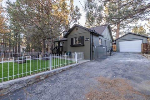 Cozy 3 bed 2.5 bath cabin centrally located