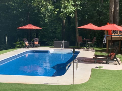 Pool (open from May 1 - Nov 1)