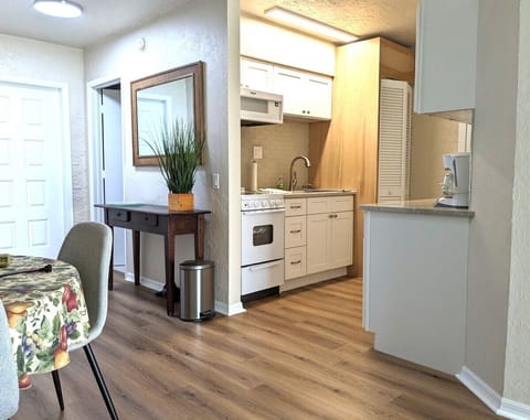 Comfortable and large studio with separated bedroom, welcoming you and your dog!