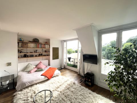Montmartre rental: 
Bedside and 2 balconies with panorama view on Paris.