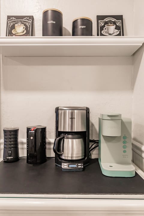 Coffee bar, with filter coffee, Keurig, milk frother & water heater