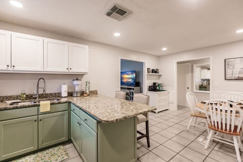 Full kitchen with breakfast bar