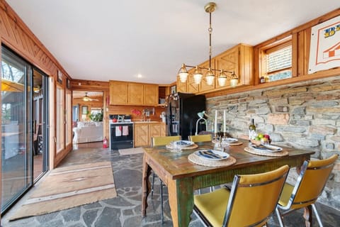 Fully equipped kitchen and dining room area.