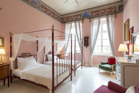bedroom with two single beds 