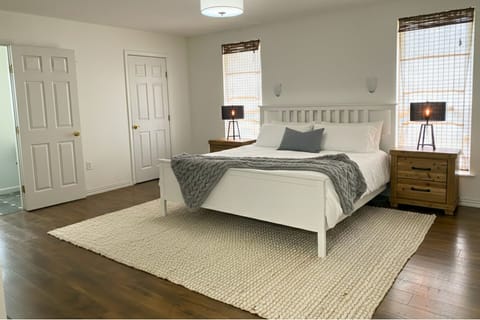 Dark Sky Estate: 3 King Beds  l  3 Acres  l  Sleeps 12 House in Rio Grande