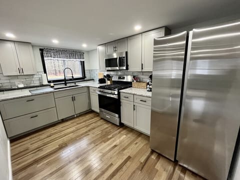 Kitchen - gas stove. Includes all essentials!