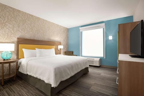 Unit with 1 King size bed. Exact unit will be assigned upon arrival. Views, colors and decor may vary.