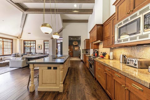 5001 Northstar Dr Apt 501-print-013-031-Interior-3290x2194-300dpi