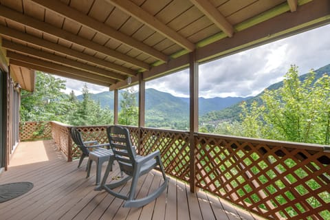 Maggie Valley Vacation Rental | 2BR | 2BA | 1 Step Required | 1,053 Sq Ft