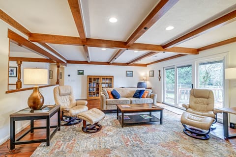 Grants Pass Vacation Rental | 3BR | 2BA | 2 Steps to Enter | 2,252 Sq Ft