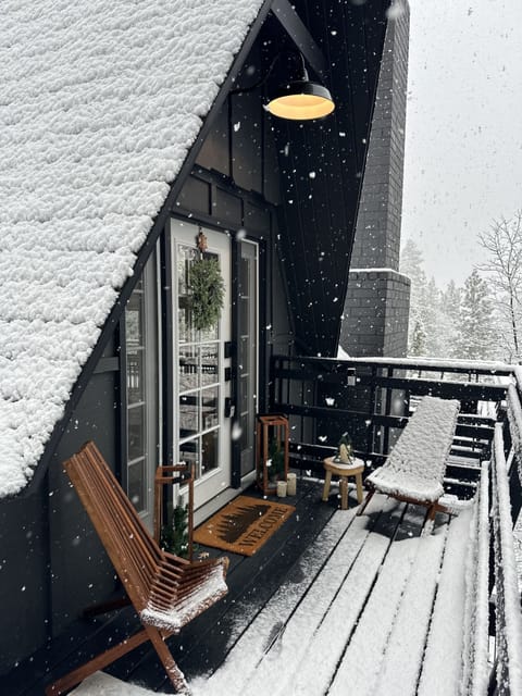 Snowfall at the cabin in January. ❄️