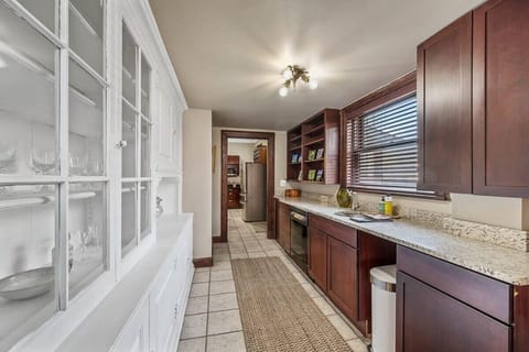 Feeling inspired in this spacious kitchen! ✨ With plenty of counter top space, the possibilities are endless!  #kitcheninspo #dreamkitchen #cookinggoals