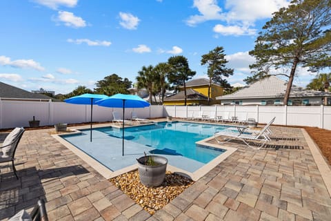 Welcome to Emerald Oasis and the resort-style pool!