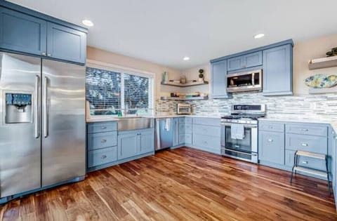 Fully equipped elegant chefs kitchen with  Instantpot, airfryer, blender etc