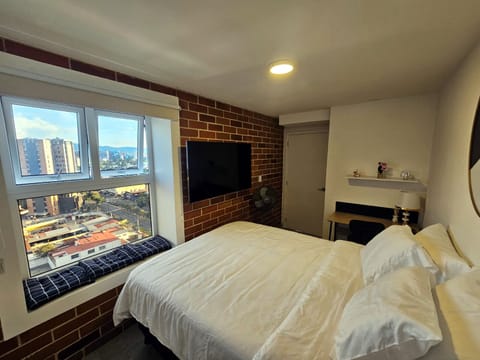Recamara pricipal con cama Queen, Smart Tv 55 pulg.
Escritorio y closet.