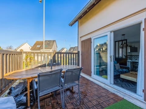 Terrasse aménagée avec coin repas