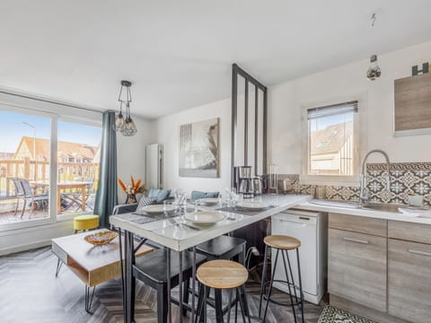 Coin repas et cuisine ouverte