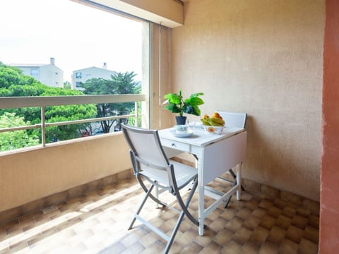 Table, Plant, Furniture, Building, Chair, Interior Design, Window, Wood, Houseplant, Flowerpot