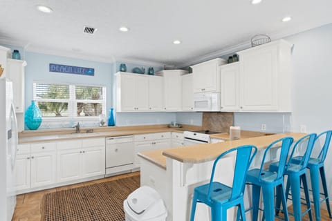 Kitchen with Breakfast Bar