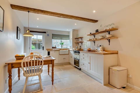 Little Cottage Kitchen - StayCotswold