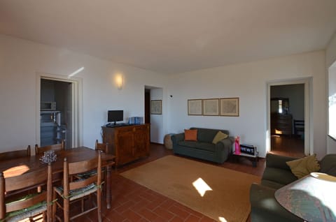 On the right: to the double room, on the left to the corridor to the double room