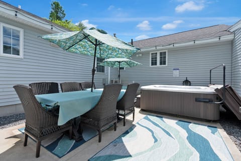 Shared courtyard area with the other unit in this duplex. 
