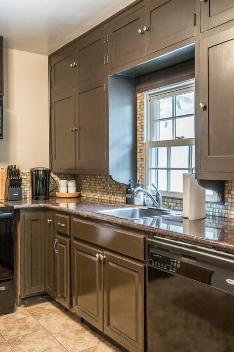 Calling all coffee lovers! The kitchen is equipped with a fantastic coffee maker, ready to brew your favorite cup of joe. Start your mornings off right, savor the aroma, and enjoy a freshly brewed coffee in the comfort of your home.