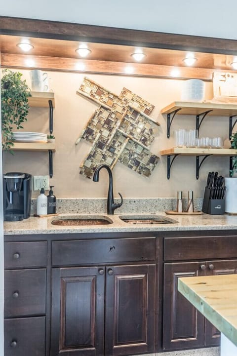 Experience the heart of the kitchen at our sink area with a double sink, a coffee maker ready to brew your morning cup, a complete knife set, and a stylish selection of dishes. Prepare meals with ease and savor every moment.