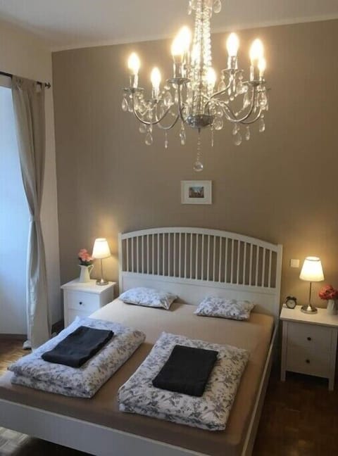 Bedroom with kingsize bed