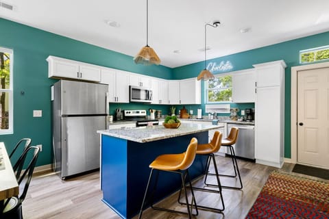 Kitchen & Counter Seating