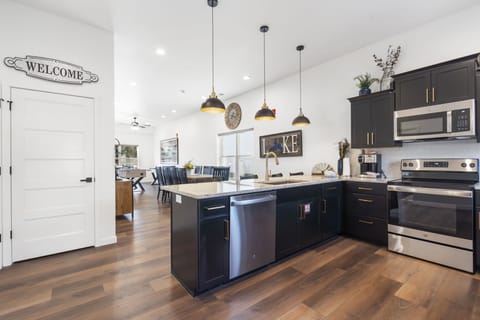 Full Kitchen & Great Room