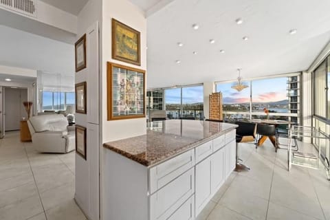 Kitchen counter ... huge! Seats 6 comfortably.