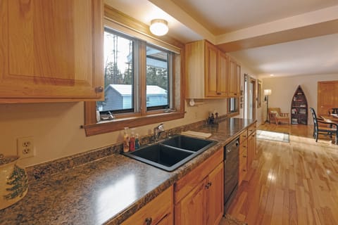 Kitchen, with sink and dishwasher