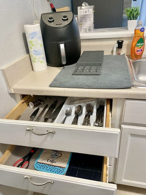 Utensil / Aif fryer in the down cabinet for more countertop space